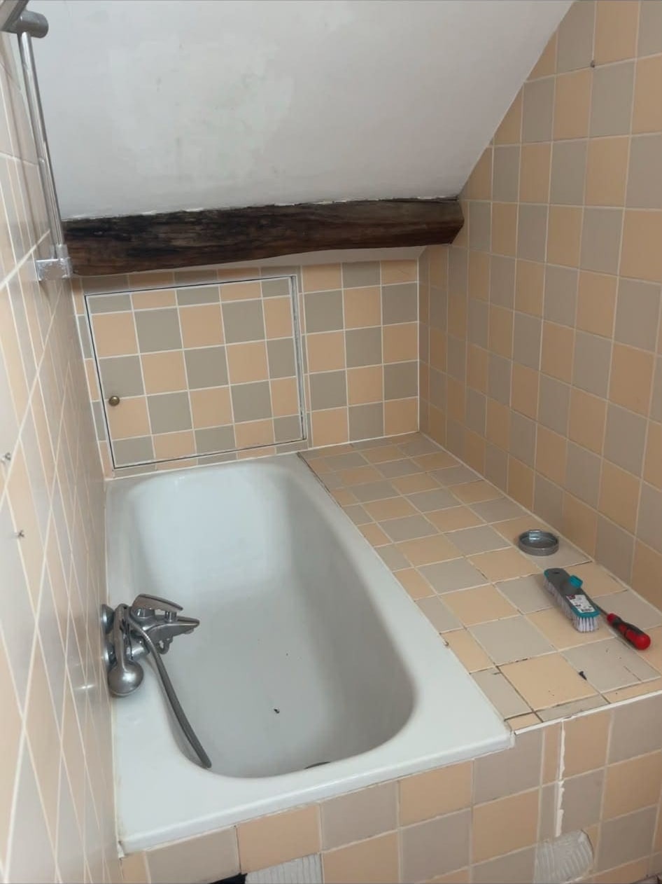 Salle de bain avant rénovation — Couvin, sud Namur