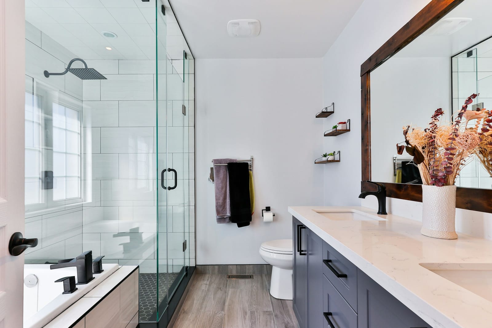 Salle de bain moderne rénovée — carrelage grand format et douche à l'italienne